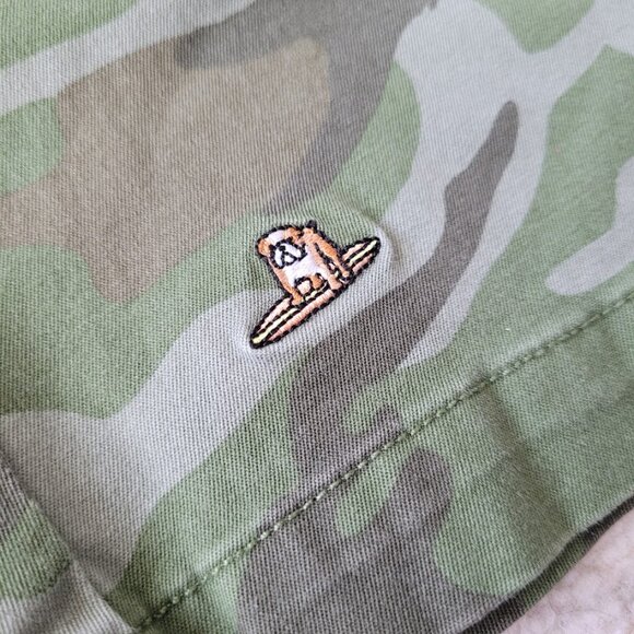 Vineyard Vines Surfing Bulldog Camo Breaker Shorts 10 - Picture 3 of 7